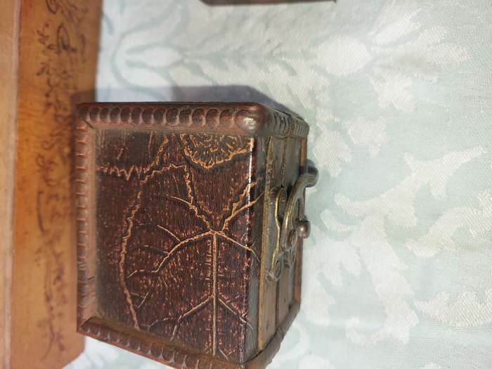 A JOBLOT COLLECTION OF WOODEN CARVED JEWELRY BOXES SOLD AS IS