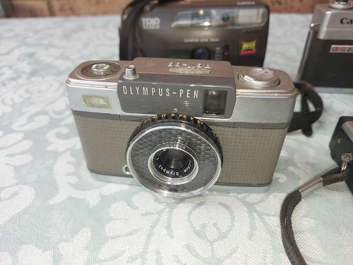 A VINTAGE JOBLOT CAMERAS SOLD AS IS NOT TESTED