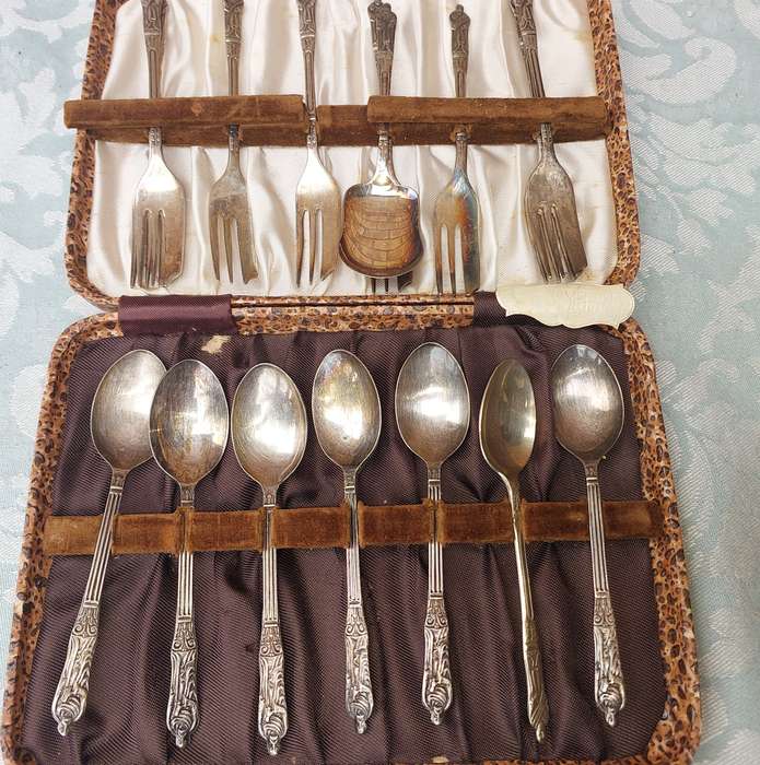 A VINTAGE COLLECTION SET OF EPNS MADE IN ENGLAND DESERT CUTLERY SOLD AS IS