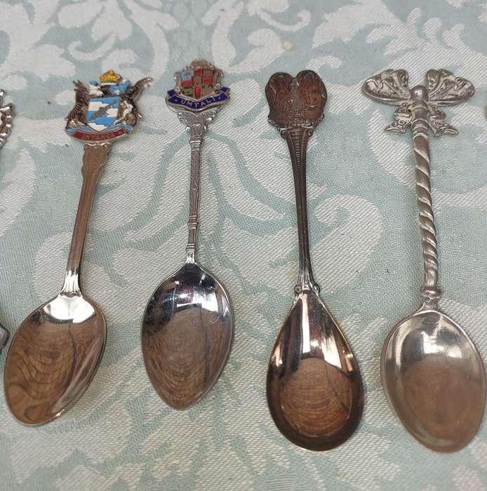 A BULK COLLECTION OF MEMORABILIA SPOONS SOLD AS IS