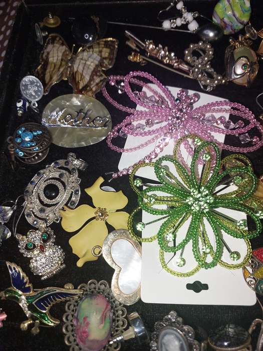 AN ENTIRE DISCERNING LADIES COLLECTION RINGS, PENDANTS, BROOCHES AND EARRINGS