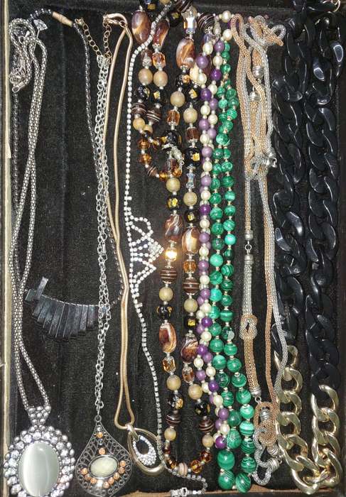A VINTAGE COLLECTION GOLD PLATED AND QUALITY COSTUME NECKLACES SOLD AS IS