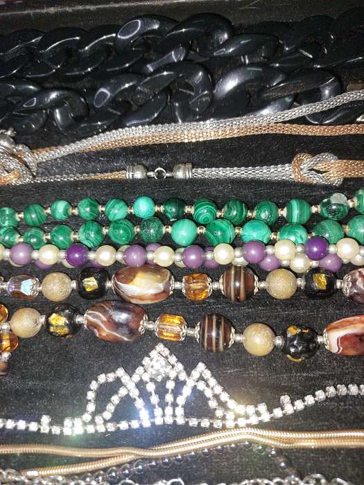 A VINTAGE COLLECTION GOLD PLATED AND QUALITY COSTUME NECKLACES SOLD AS IS