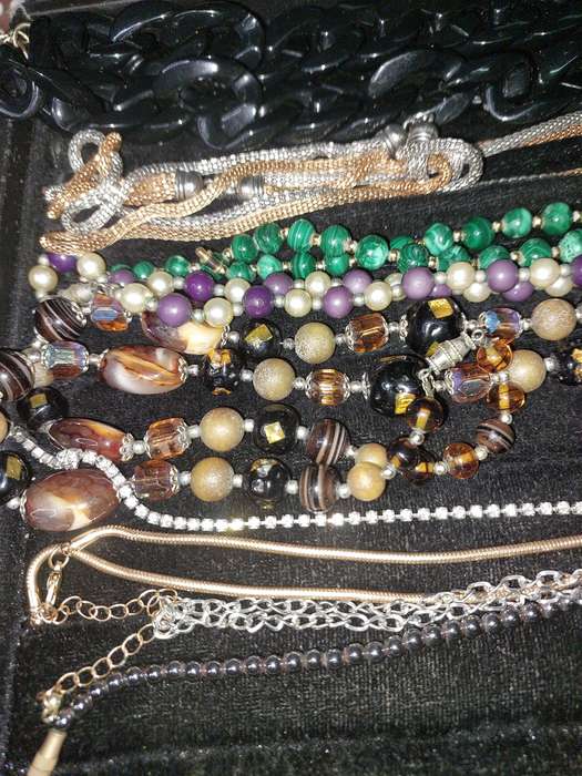 A VINTAGE COLLECTION GOLD PLATED AND QUALITY COSTUME NECKLACES SOLD AS IS