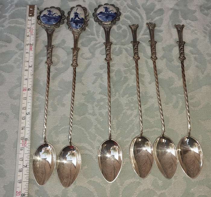 A VINTAGE SET OF SIX VIK DELT PORCELAIN LONG SPOONS 3 OF THE SPOONS ARE MISSING THE PORCELAIN ART W