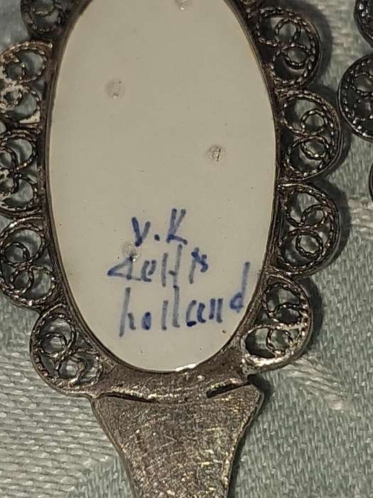 A VINTAGE SET OF SIX VIK DELT PORCELAIN LONG SPOONS 3 OF THE SPOONS ARE MISSING THE PORCELAIN ART W