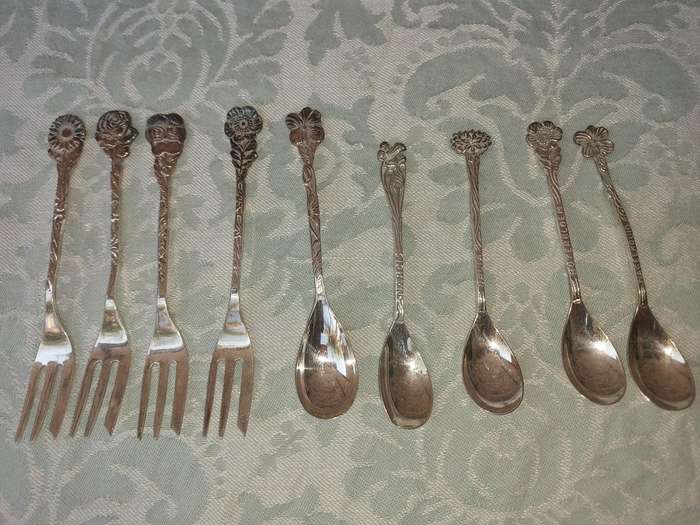 A VINTAGE COLLECTION OF 9 DESERT CUTLERY WITH FLORAL NAMES SOLD AS IS