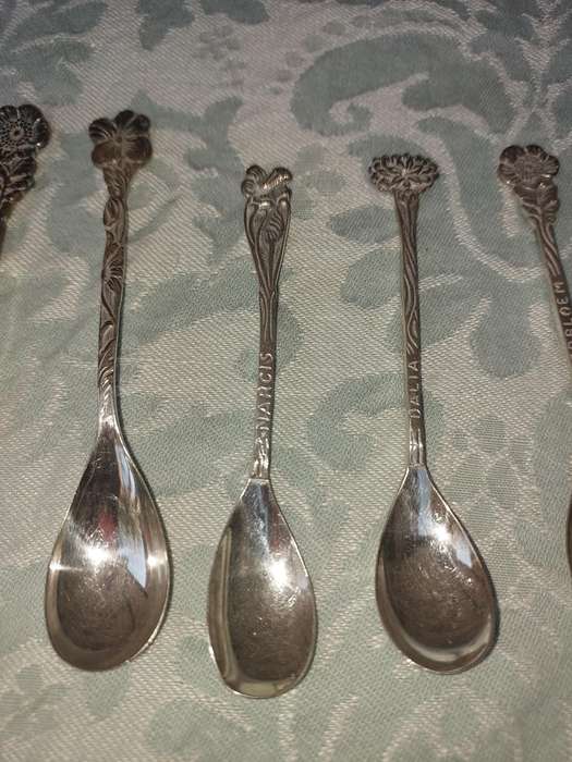 A VINTAGE COLLECTION OF 9 DESERT CUTLERY WITH FLORAL NAMES SOLD AS IS