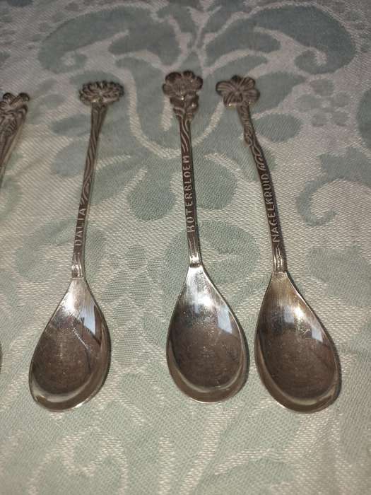 A VINTAGE COLLECTION OF 9 DESERT CUTLERY WITH FLORAL NAMES SOLD AS IS