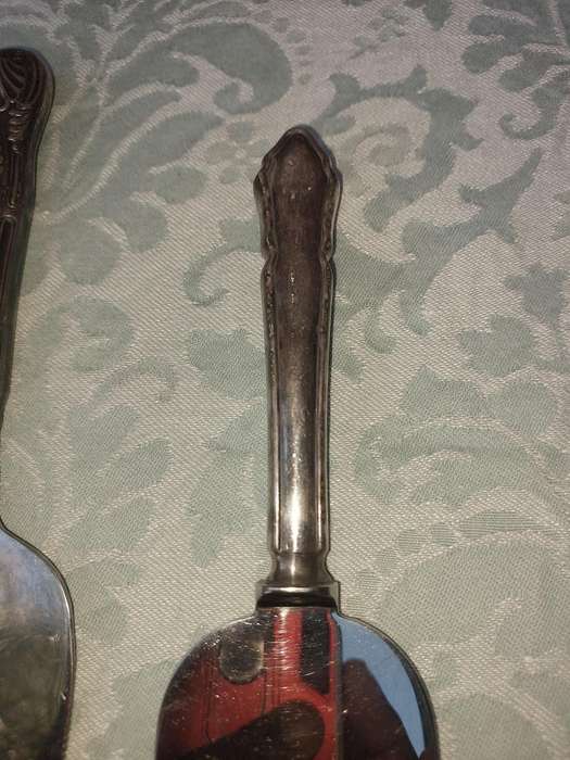 A VINTAGE COLLECTION OF 3 CAKE CUTTERS SOLD AS IS