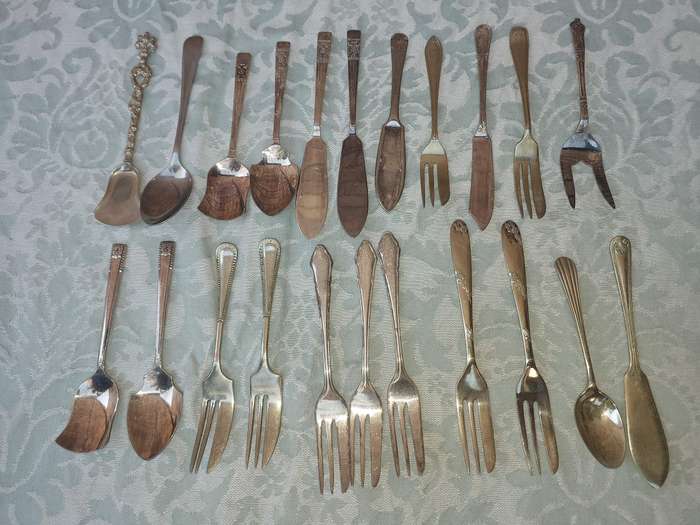 A MIXED JOBLOT VINTAGE CUTLERY SOLD AS IS