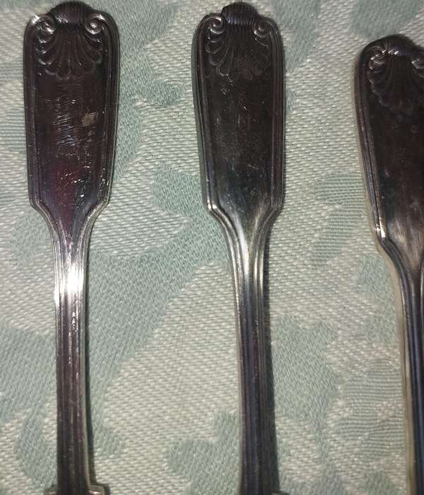 A VINTAGE SET OF 7 DEMITASSE EPNS A1 SHEFFIELED ENGLAND SPOONS SOLD AS IS