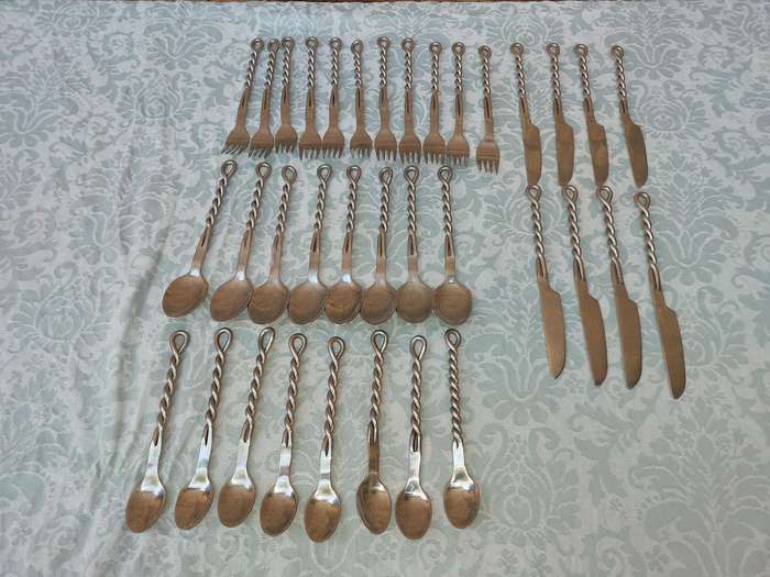 AN ART DECOR STAINLESS STEEL WIRE DESIGN CUTLERY SET 35 PIECES SOLD AS IS