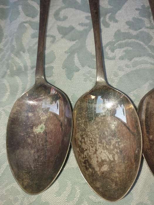 A VINTAGE SET OF 4 EPNS MADE IN ENGLAND TABLE SPOONS SOLD AS IS
