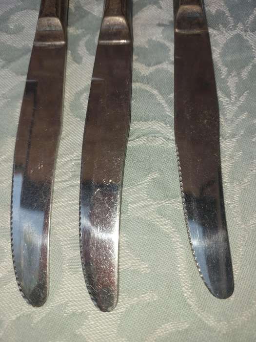 A VINTAGE COLLECTION OF 3 INSINIA PLATE STEAK KNIVES SOLD AS IS