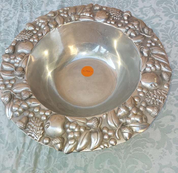 A VINTAGE PEWTER ART DECOR SERVING BOWL MADE IN MEXICO 1994 SOLD AS IS