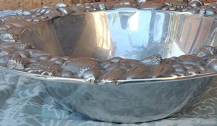 A VINTAGE PEWTER ART DECOR SERVING BOWL MADE IN MEXICO 1994 SOLD AS IS