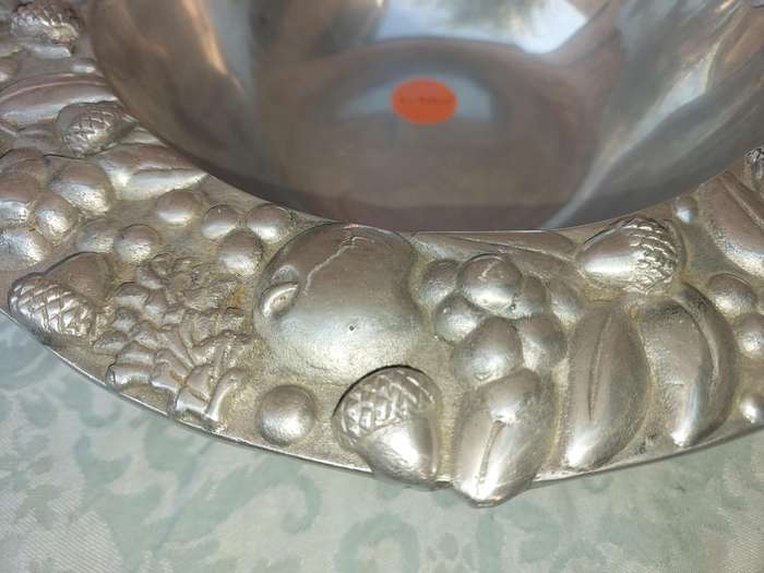 A VINTAGE PEWTER ART DECOR SERVING BOWL MADE IN MEXICO 1994 SOLD AS IS