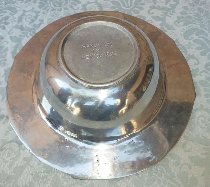 A VINTAGE PEWTER ART DECOR SERVING BOWL MADE IN MEXICO 1994 SOLD AS IS