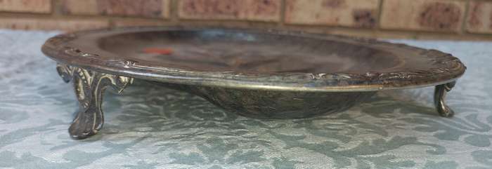 A VINTAGE SP ON B GROOVED MEAT CARVING PLATTER FOOTED SOLD AS IS