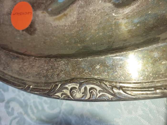 A VINTAGE SP ON B GROOVED MEAT CARVING PLATTER FOOTED SOLD AS IS