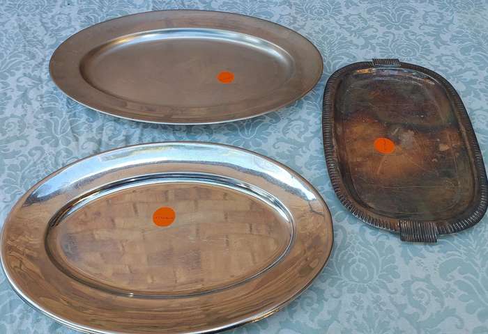 A VINTAGE COLLECTION SERVING PLATTERS SOLD AS IS