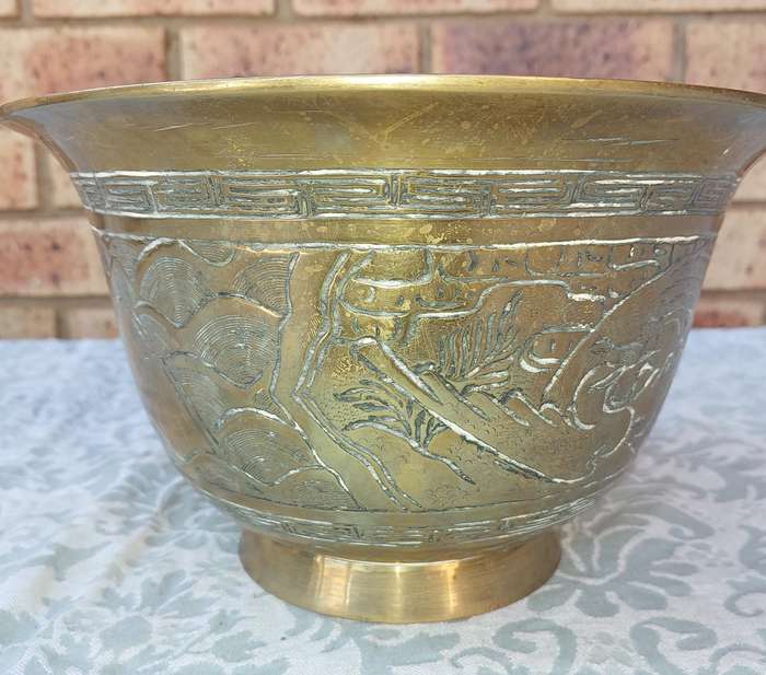 A VINTAGE CHINESE MING ENGRAVED BRONZE SERVING BOWL SOLD AS IS