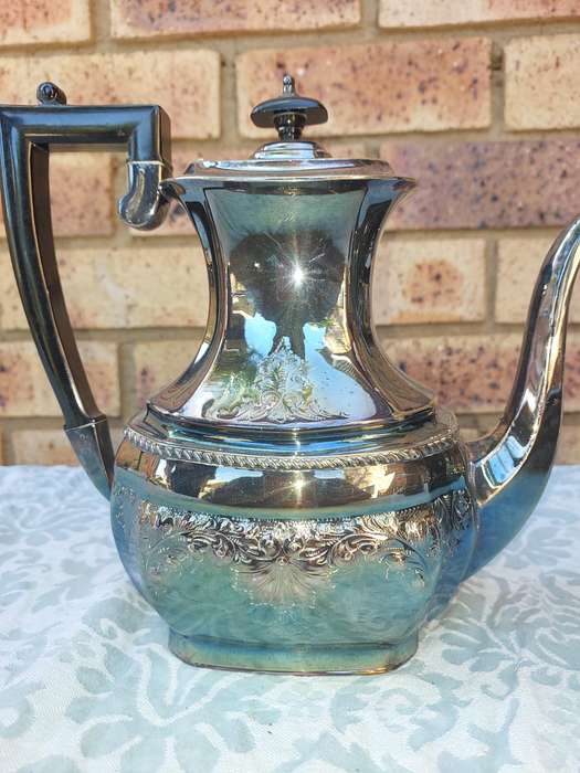 AN ORNATE VINTAGE EPNS HAND CHASED MADE IN SHEFFIELD ENGLAND TEA JUG SET