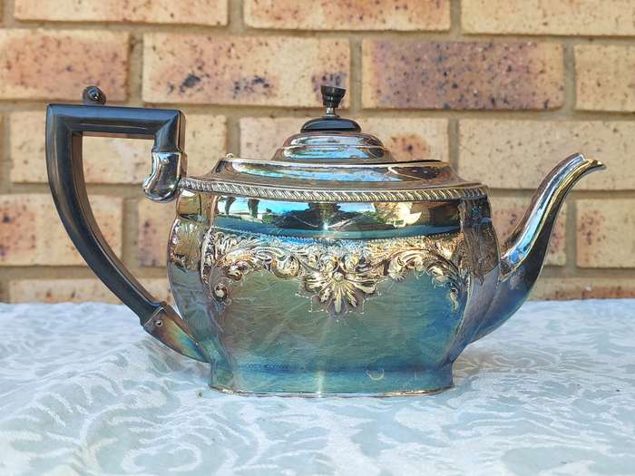 AN ORNATE VINTAGE EPNS HAND CHASED MADE IN SHEFFIELD ENGLAND TEA JUG SET
