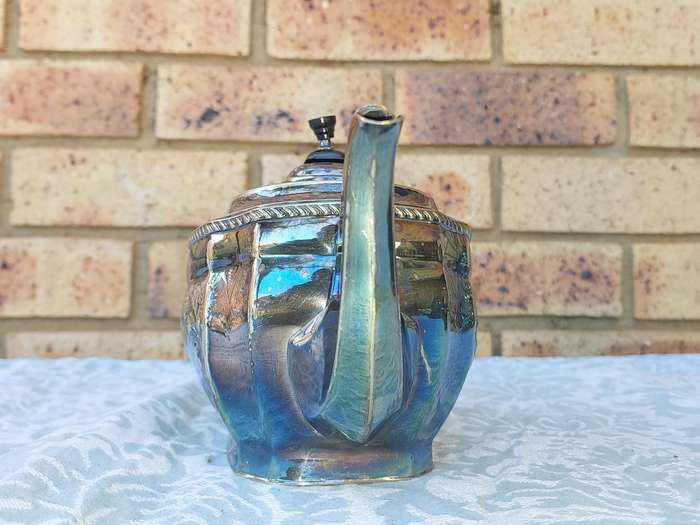 AN ORNATE VINTAGE EPNS HAND CHASED MADE IN SHEFFIELD ENGLAND TEA JUG SET