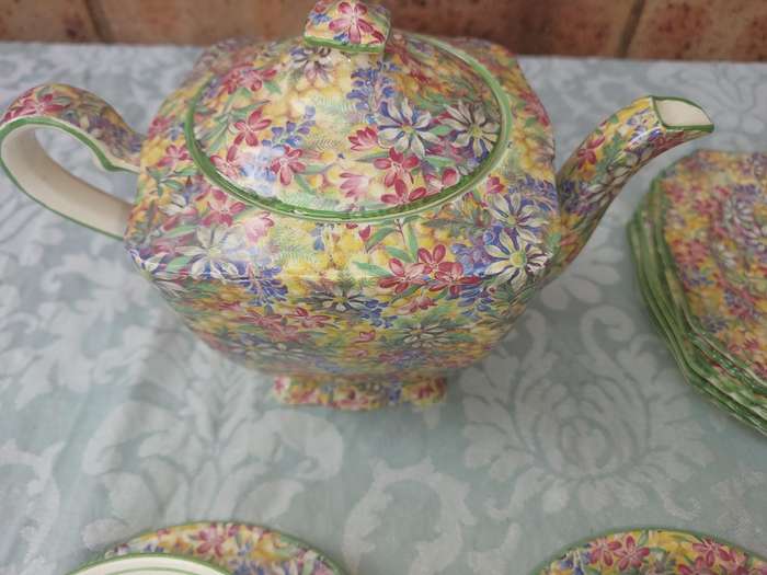 A VINTAGE 21 PIECE WILD FLOWERS BY ROYAL WINTON GRIM WADES MADE IN ENGLAND TEA SET SOLD AS IS