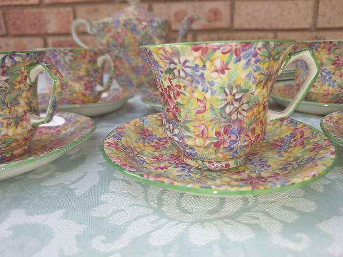 A VINTAGE 21 PIECE WILD FLOWERS BY ROYAL WINTON GRIM WADES MADE IN ENGLAND TEA SET SOLD AS IS