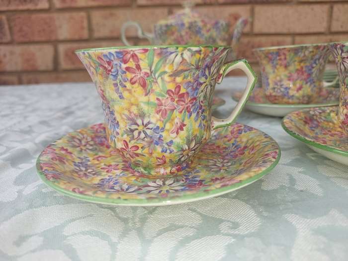 A VINTAGE 21 PIECE WILD FLOWERS BY ROYAL WINTON GRIM WADES MADE IN ENGLAND TEA SET SOLD AS IS