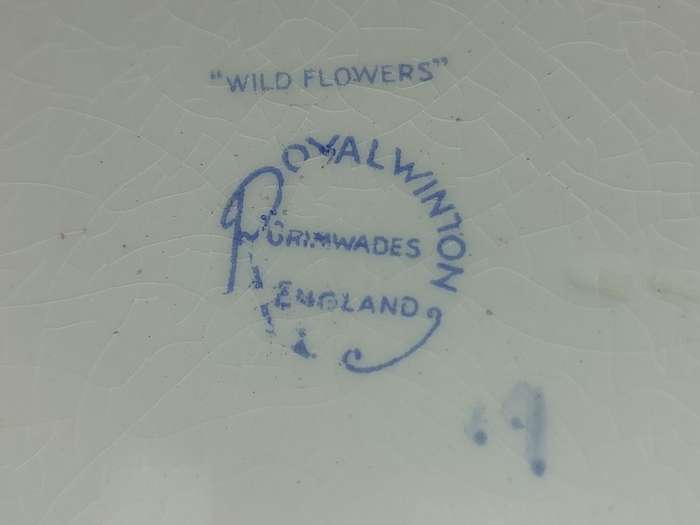 A VINTAGE 21 PIECE WILD FLOWERS BY ROYAL WINTON GRIM WADES MADE IN ENGLAND TEA SET SOLD AS IS