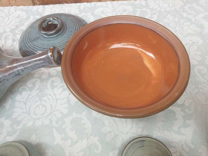 A VINTAGE 8 PIECE CERAMIC GLAZED BAKED SOUP SERVING  SET SOLD AS IS