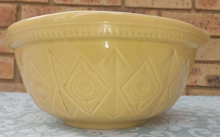 A VINTAGE MUSTARD COLOUR EEZY WHIP NO2 PORCELAIN BOWL SOLD AS IS