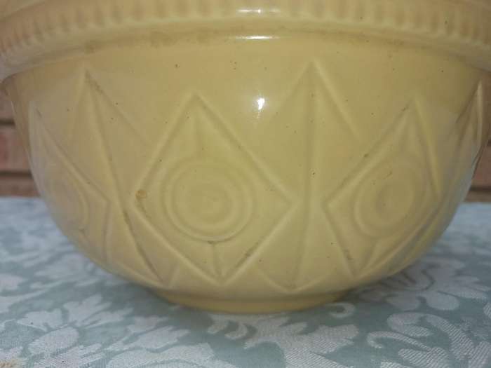 A VINTAGE MUSTARD COLOUR EEZY WHIP NO2 PORCELAIN BOWL SOLD AS IS