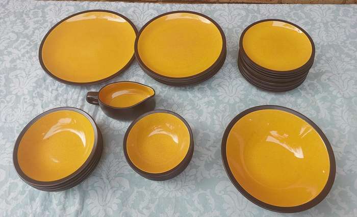 A 31 PIECE CERAMIC BROWN WITH YELLOW DINNER SET SOLD AS IS