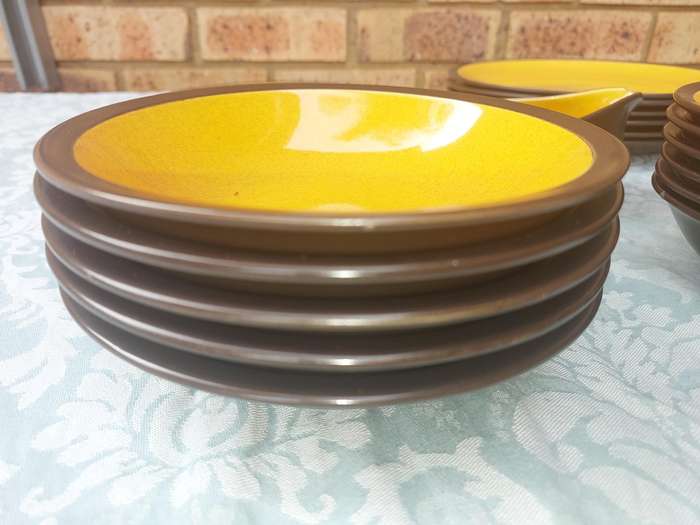A 31 PIECE CERAMIC BROWN WITH YELLOW DINNER SET SOLD AS IS