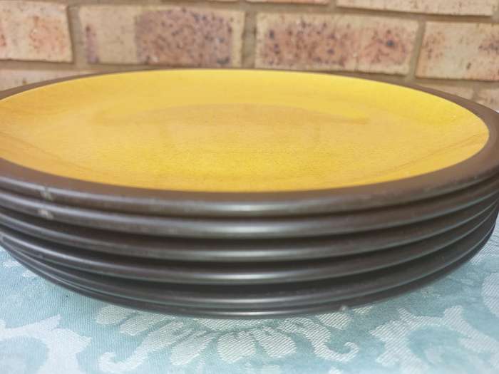 A 31 PIECE CERAMIC BROWN WITH YELLOW DINNER SET SOLD AS IS