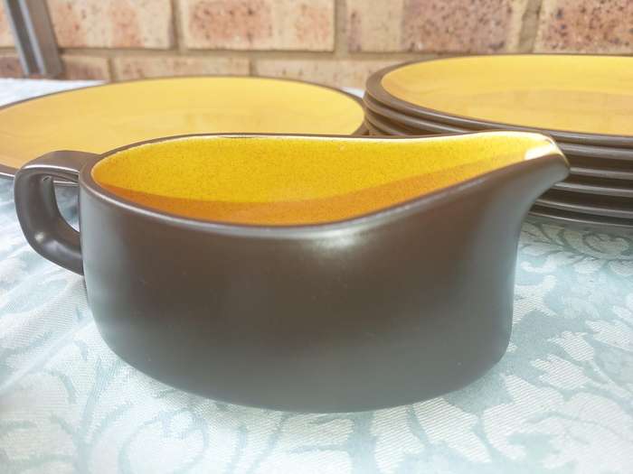 A 31 PIECE CERAMIC BROWN WITH YELLOW DINNER SET SOLD AS IS