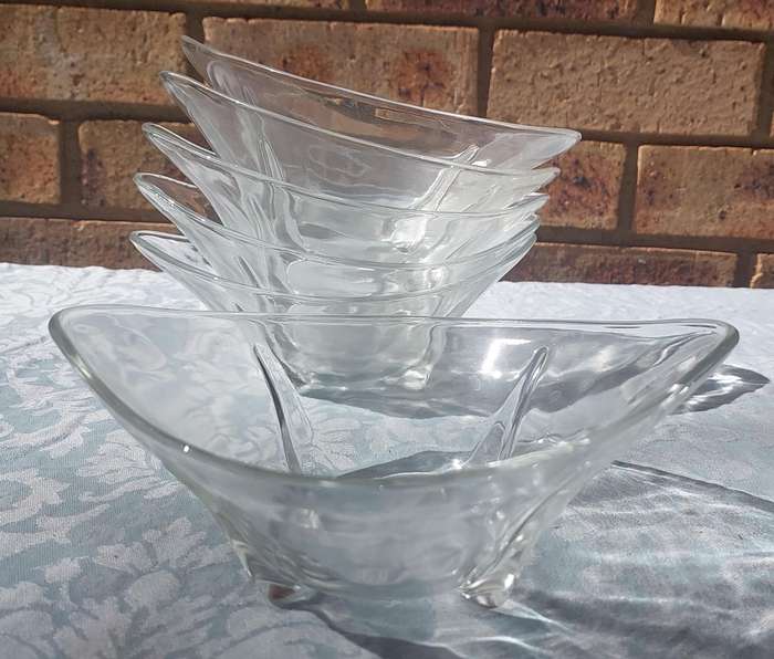 A COLLECTION OF 6 BANANA FLOAT ICE GLASS BOWLS SOLD AS IS