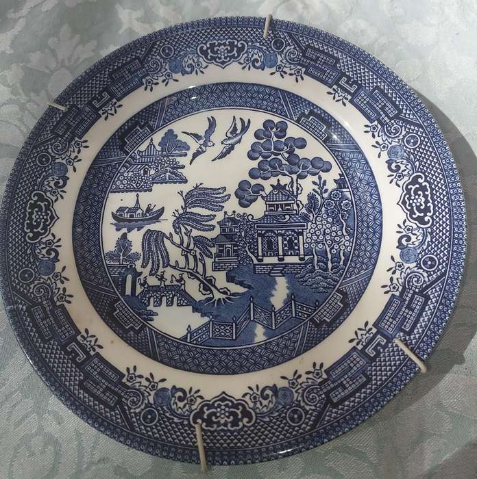 Blue Willow Plate Made in  ENGLAND Oriental Design Bridge, Pagoda, Willow Tree