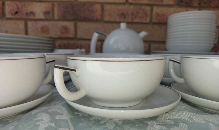 A VINTAGE 47 PIECE WHITE PORCELAIN SET MADE BY ARZBERG GERMANY SOLD AS IS