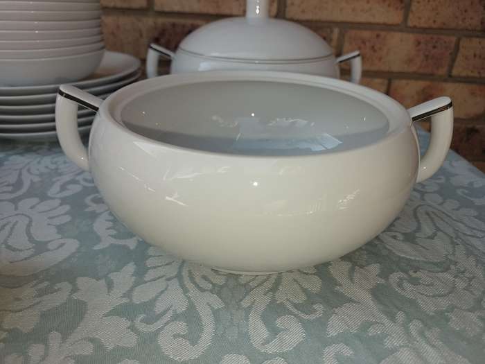 A VINTAGE 47 PIECE WHITE PORCELAIN SET MADE BY ARZBERG GERMANY SOLD AS IS