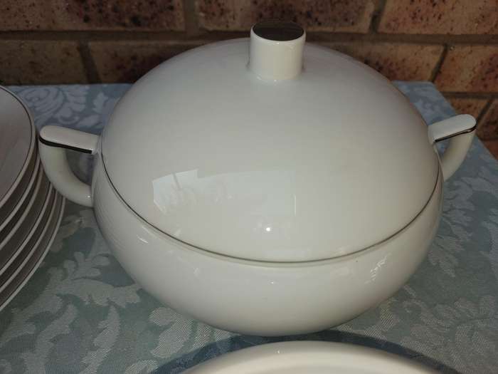 A VINTAGE 47 PIECE WHITE PORCELAIN SET MADE BY ARZBERG GERMANY SOLD AS IS