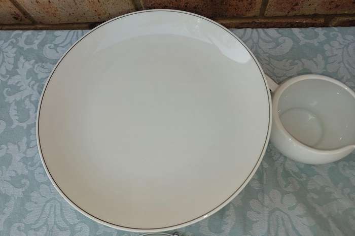 A VINTAGE 47 PIECE WHITE PORCELAIN SET MADE BY ARZBERG GERMANY SOLD AS IS