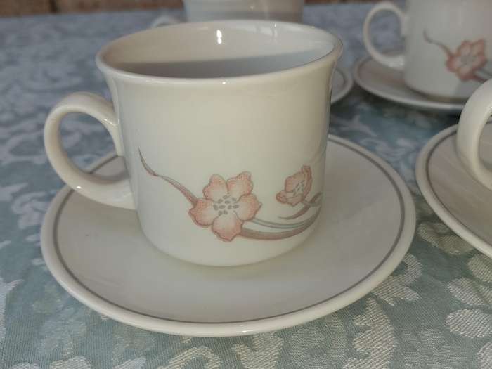 A VINTAGE SET OF 6 TEA CUP AND SAUCERS ET CHURCHILL ENGLAND PORCELAIN SOLD AS IS