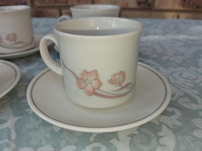 A VINTAGE SET OF 6 TEA CUP AND SAUCERS ET CHURCHILL ENGLAND PORCELAIN SOLD AS IS