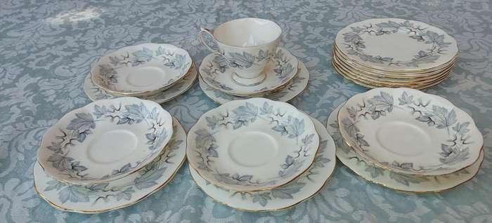 A vintage 1960s 16 piece Royal Albert England  Silver Maple collection sold as is